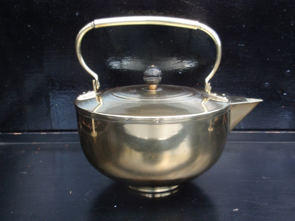 Large yellow copper kettle of Jan Eisenloeffel